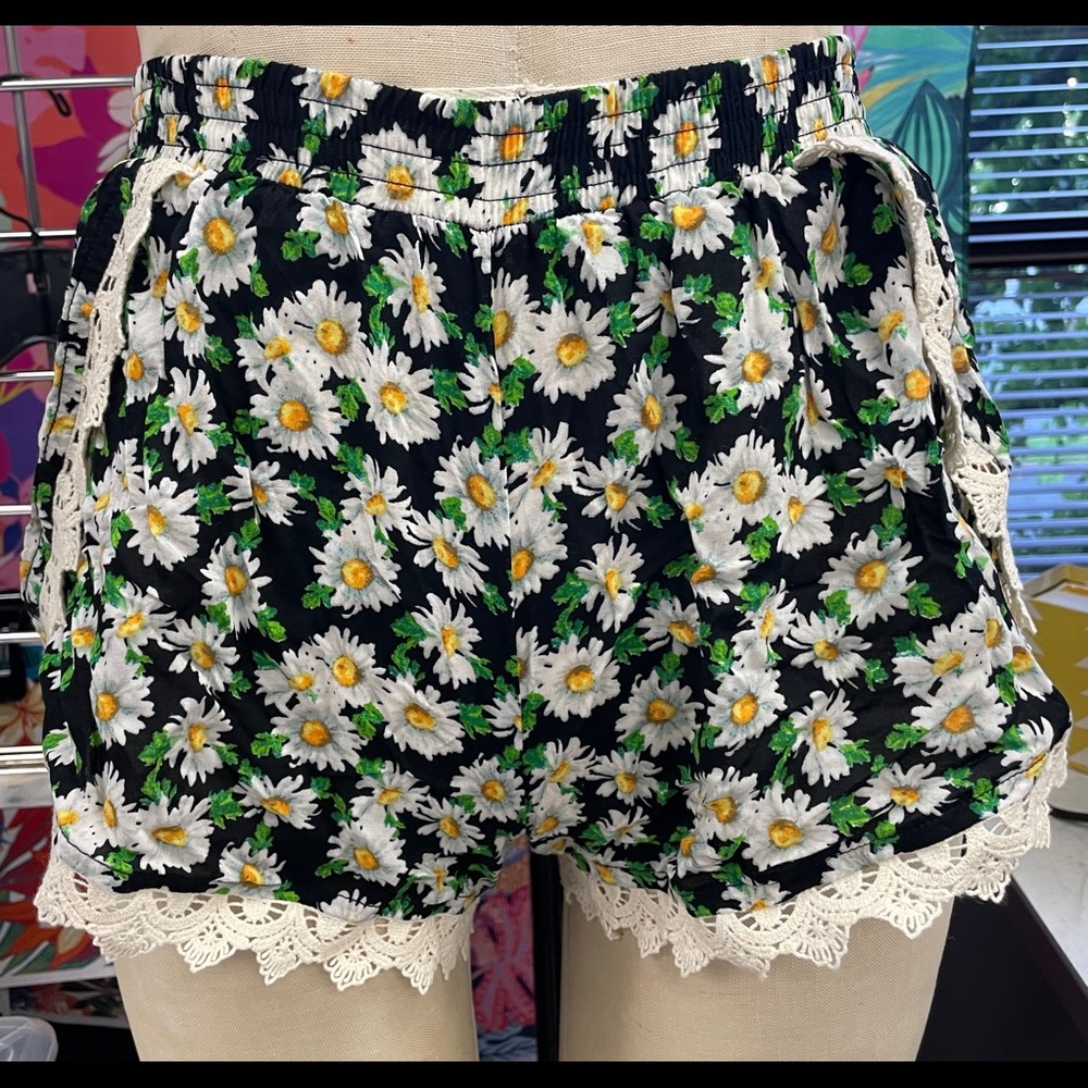 Jessica Simpson Daisy Crochet Trim Short Shorts - Picture 2 of 5